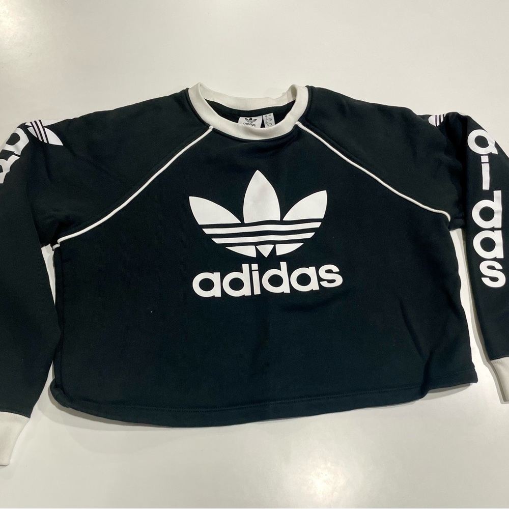 Cropped lightweight iconic Adidas sweatshirt, purchased in Paris